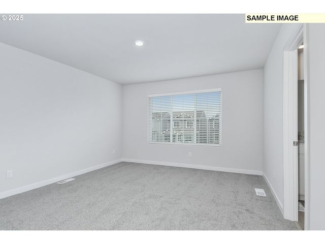 1102 PARKSIDE Ave, Woodburn, OR 97071