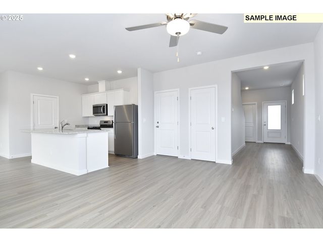 1102 PARKSIDE Ave, Woodburn, OR 97071