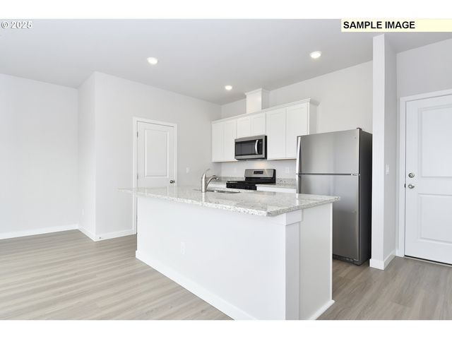 1102 PARKSIDE Ave, Woodburn, OR 97071