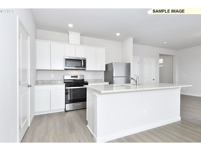 1102 PARKSIDE Ave, Woodburn, OR 97071