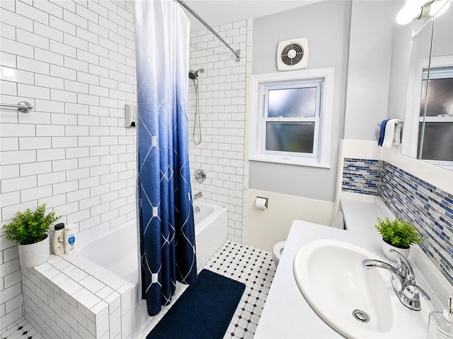224-226 S Pacific Ave, Friendship Park, PA 15224