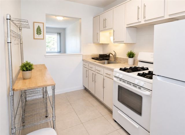 224-226 S Pacific Ave, Friendship Park, PA 15224