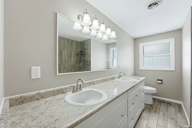 5717 N Brookwood Drive, Fort Wayne, IN 46835