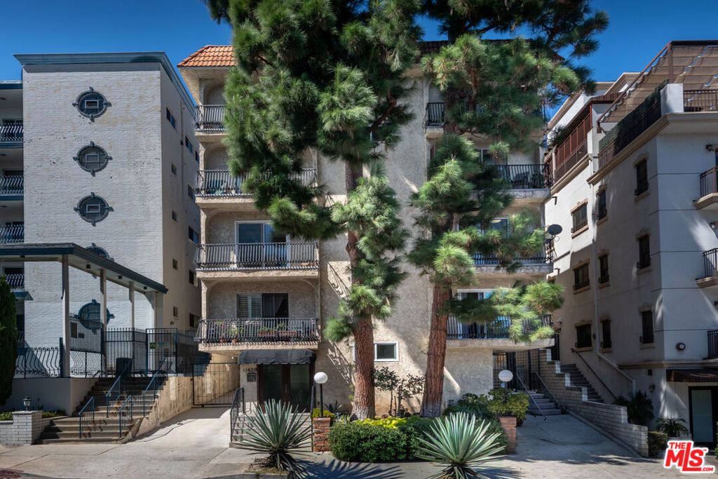11639 Chenault Street 302, Los Angeles, CA 90049 — exterior