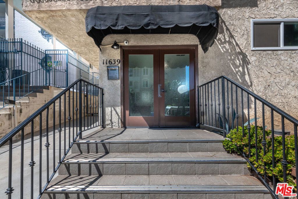 11639 Chenault Street 302, Los Angeles, CA 90049 — photo 2