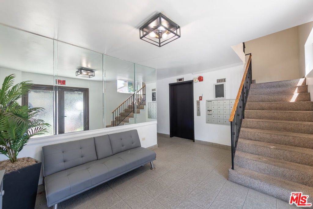 11639 Chenault Street 302, Los Angeles, CA 90049 — photo 3