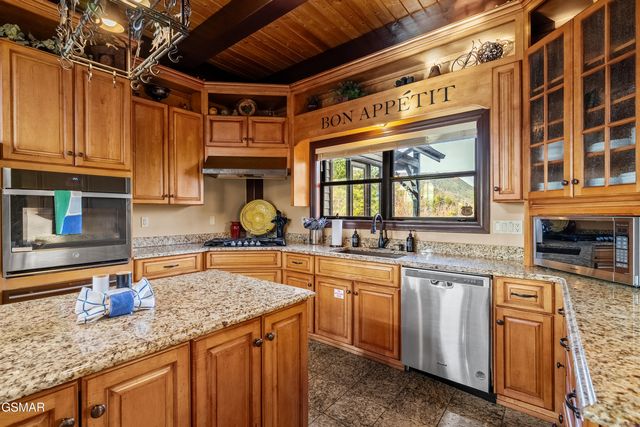 3050 Summit Trails Drive, Sevierville, TN 37876