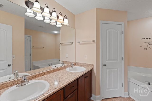 220 Augusta Way, Hinesville, GA 31313