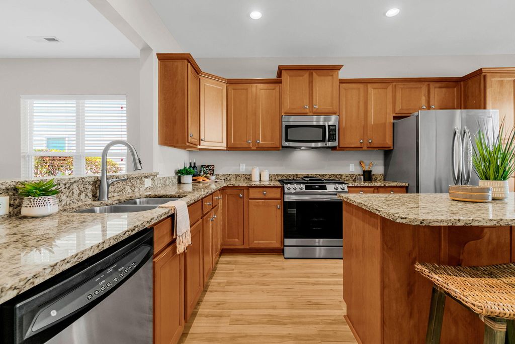 Image 8 of property listing at 406 Waterlily Way, Summerville, SC 29486