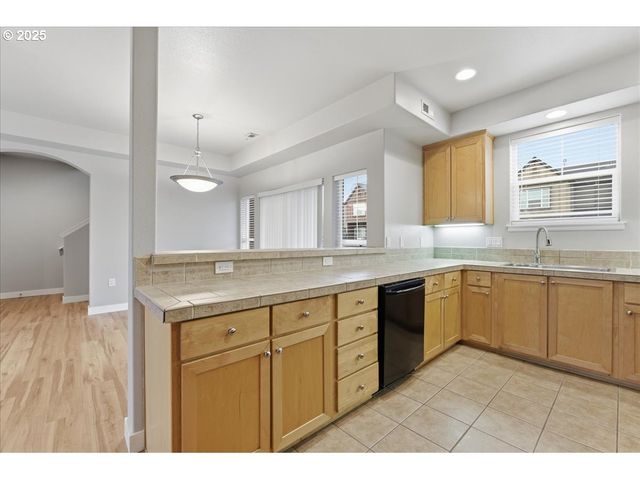 10835 Sw HUNTINGTON Ave, Portland, OR 97223