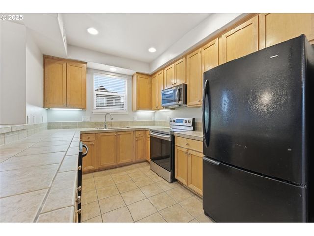 10835 Sw HUNTINGTON Ave, Portland, OR 97223