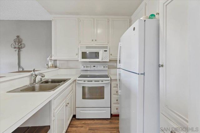 6924 Hyde Park Dr 104, San Diego, CA 92119