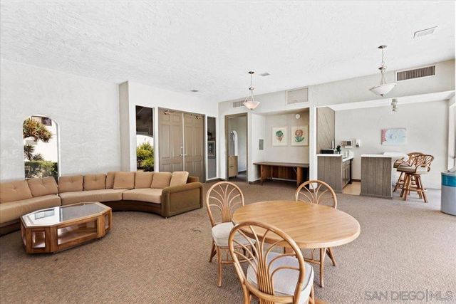 6924 Hyde Park Dr 104, San Diego, CA 92119