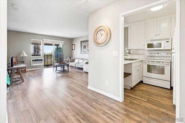 6924 Hyde Park Dr 104, San Diego, CA 92119