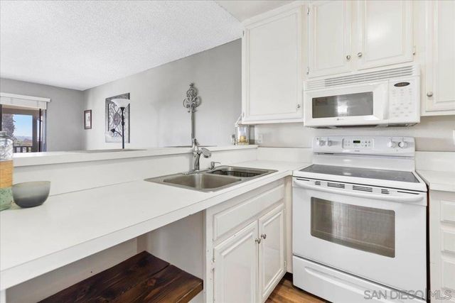 6924 Hyde Park Dr 104, San Diego, CA 92119