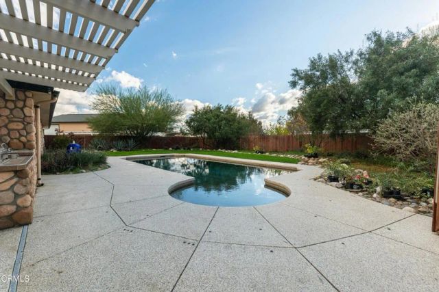 102 Anna Lane, Bakersfield, CA 93308