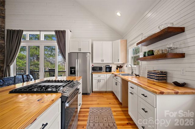 823 Silverstone Drive, Hendersonville, NC 28792