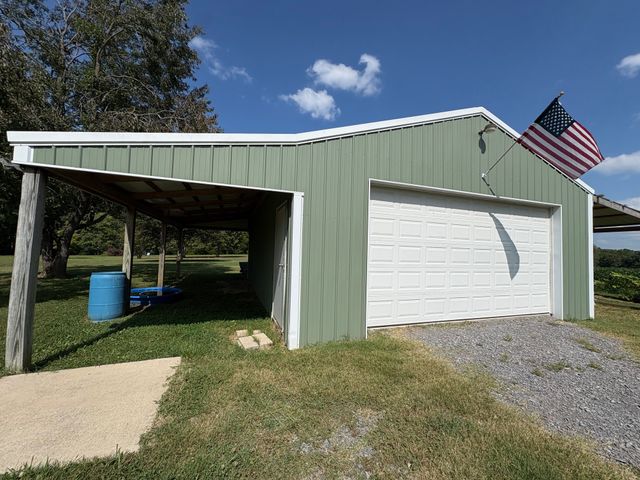 167 Robinson Ln, Westmoreland, TN 37186