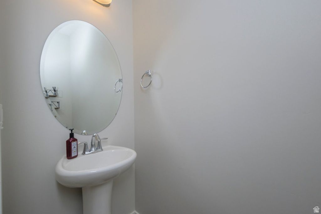 Image 7 of property listing at 5079 W SPLIT ROCK DR, South Jordan, UT 84009