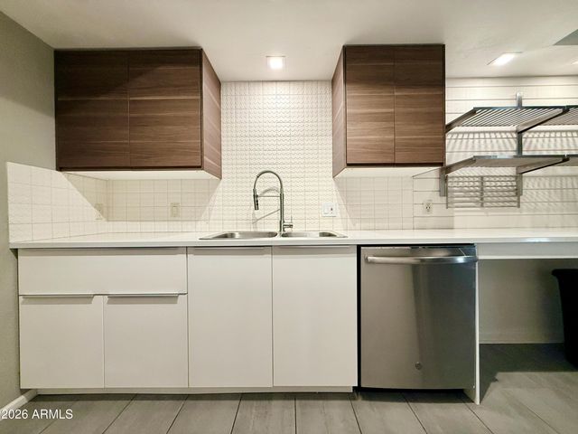 312 W LAGUNA Drive, Tempe, AZ 85282