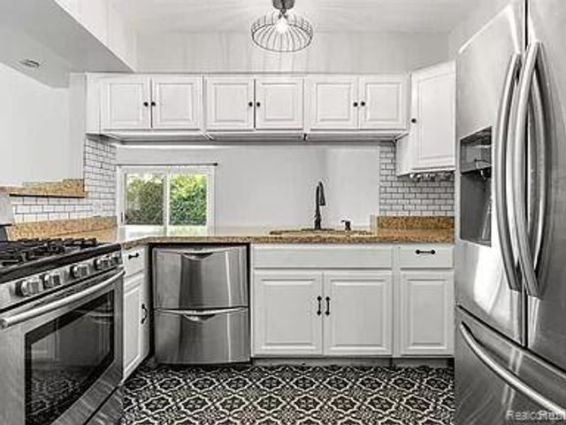 16592 Country Club Drive, Livonia, MI 48154