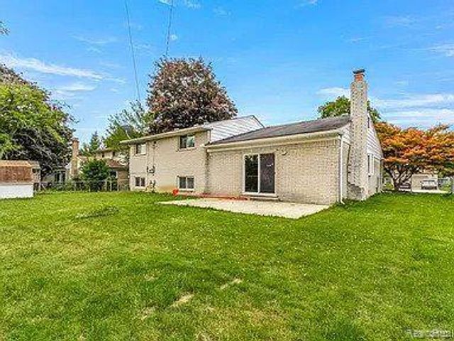 16592 Country Club Drive, Livonia, MI 48154