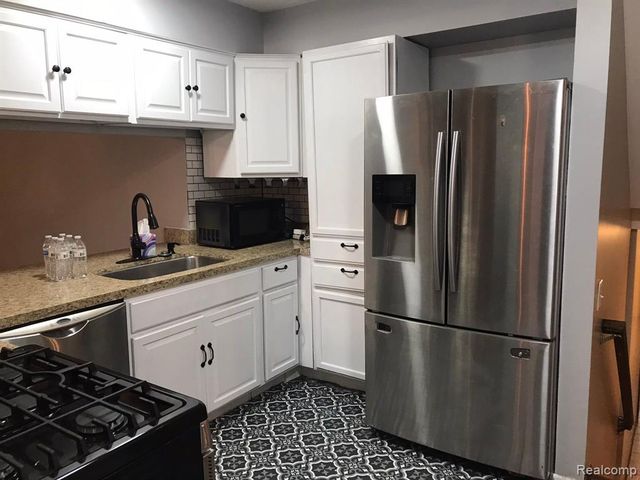 16592 Country Club Drive, Livonia, MI 48154