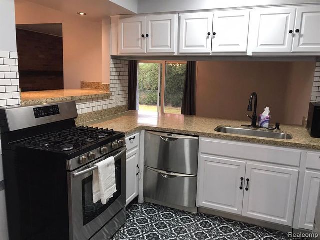 16592 Country Club Drive, Livonia, MI 48154