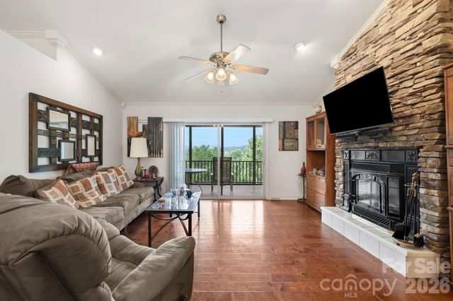 81 Chestnut Lane, Hendersonville, NC 28792