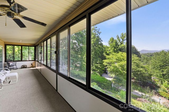 81 Chestnut Lane, Hendersonville, NC 28792