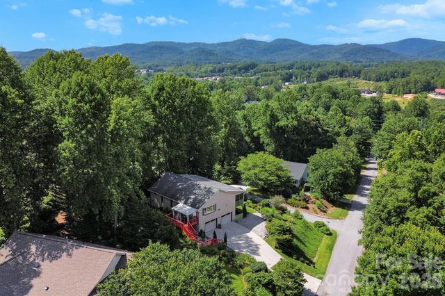 81 Chestnut Lane, Hendersonville, NC 28792