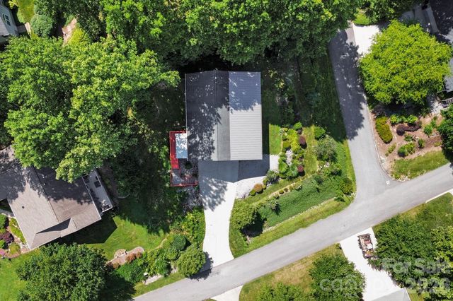 81 Chestnut Lane, Hendersonville, NC 28792