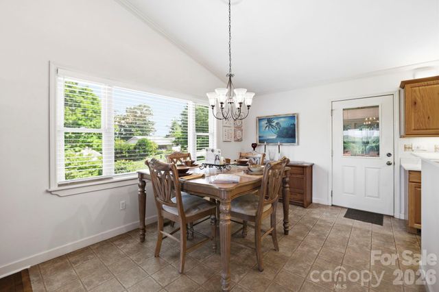 81 Chestnut Lane, Hendersonville, NC 28792