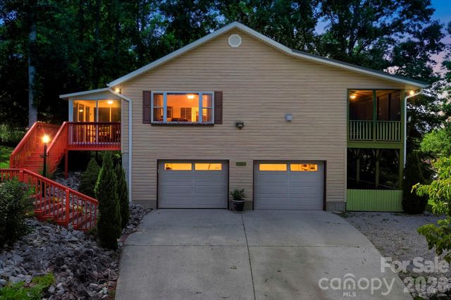 81 Chestnut Lane, Hendersonville, NC 28792