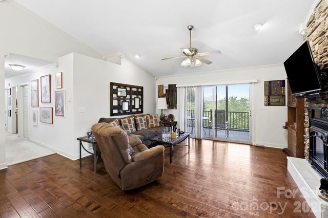 81 Chestnut Lane, Hendersonville, NC 28792