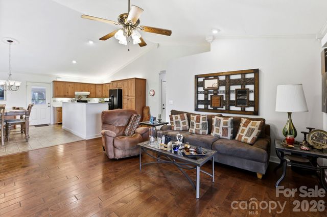 81 Chestnut Lane, Hendersonville, NC 28792