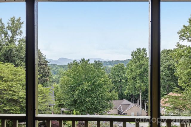 81 Chestnut Lane, Hendersonville, NC 28792
