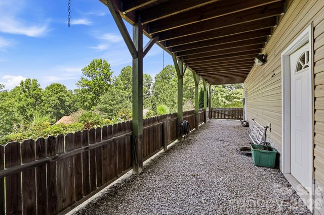 81 Chestnut Lane, Hendersonville, NC 28792