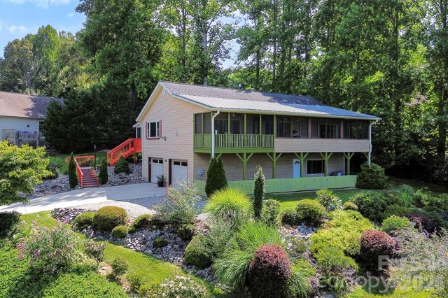 81 Chestnut Lane, Hendersonville, NC 28792