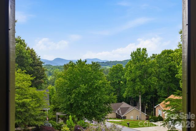 81 Chestnut Lane, Hendersonville, NC 28792