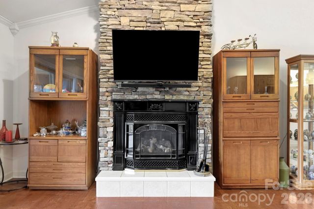 81 Chestnut Lane, Hendersonville, NC 28792