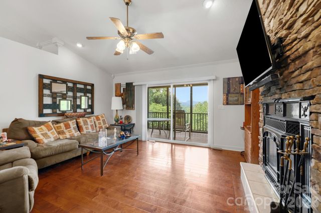 81 Chestnut Lane, Hendersonville, NC 28792