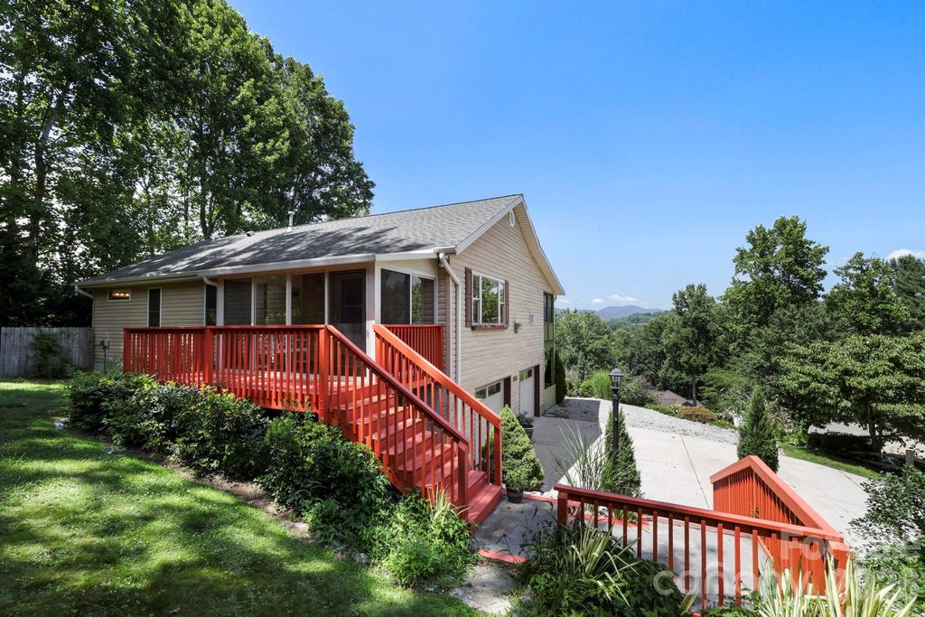 81 Chestnut Lane, Hendersonville, NC 28792
