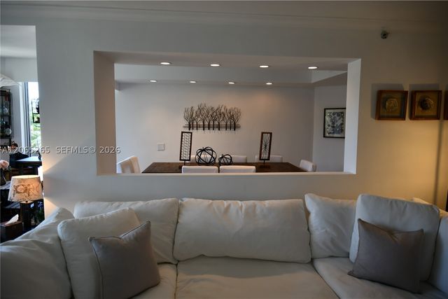 1000 E Island Blvd 303, Aventura, FL 33160