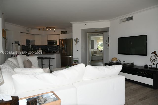 1000 E Island Blvd 303, Aventura, FL 33160