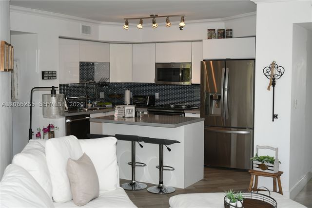 1000 E Island Blvd 303, Aventura, FL 33160