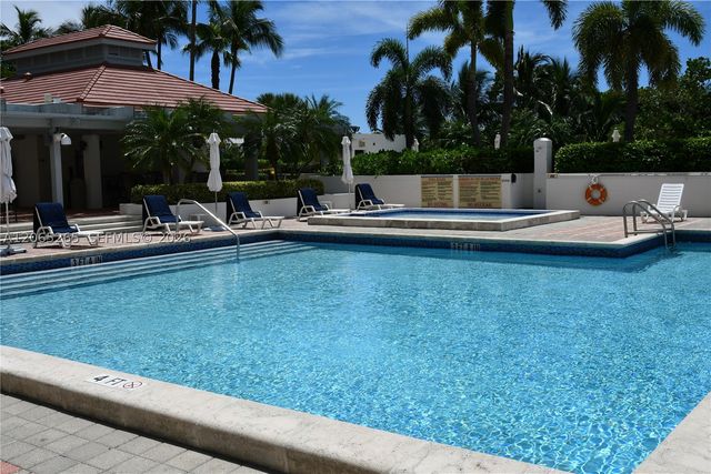 1000 E Island Blvd 303, Aventura, FL 33160