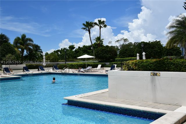 1000 E Island Blvd 303, Aventura, FL 33160