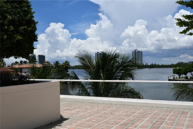 1000 E Island Blvd 303, Aventura, FL 33160