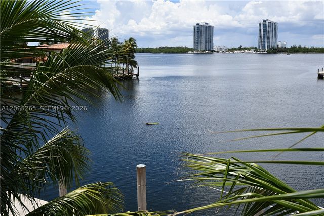 1000 E Island Blvd 303, Aventura, FL 33160